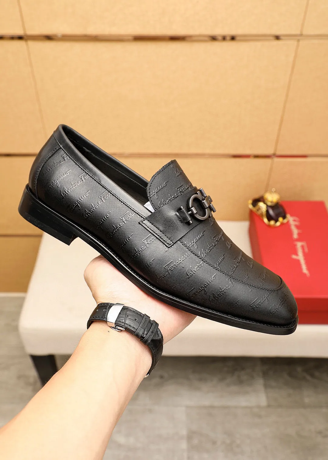 Men's shoes💰460💰 Product trademark: Ferragamo "Ferragamo" casual leather shoes Regular size: 38-44 (45🉑️customized) Product materials: Selected imported first-layer calfskin embossed upper + luxury hardware buckle, imported water-dyed cowhide leather lining. Strong three-dimensional visual effect, original outsole color: 1⃣️color optional